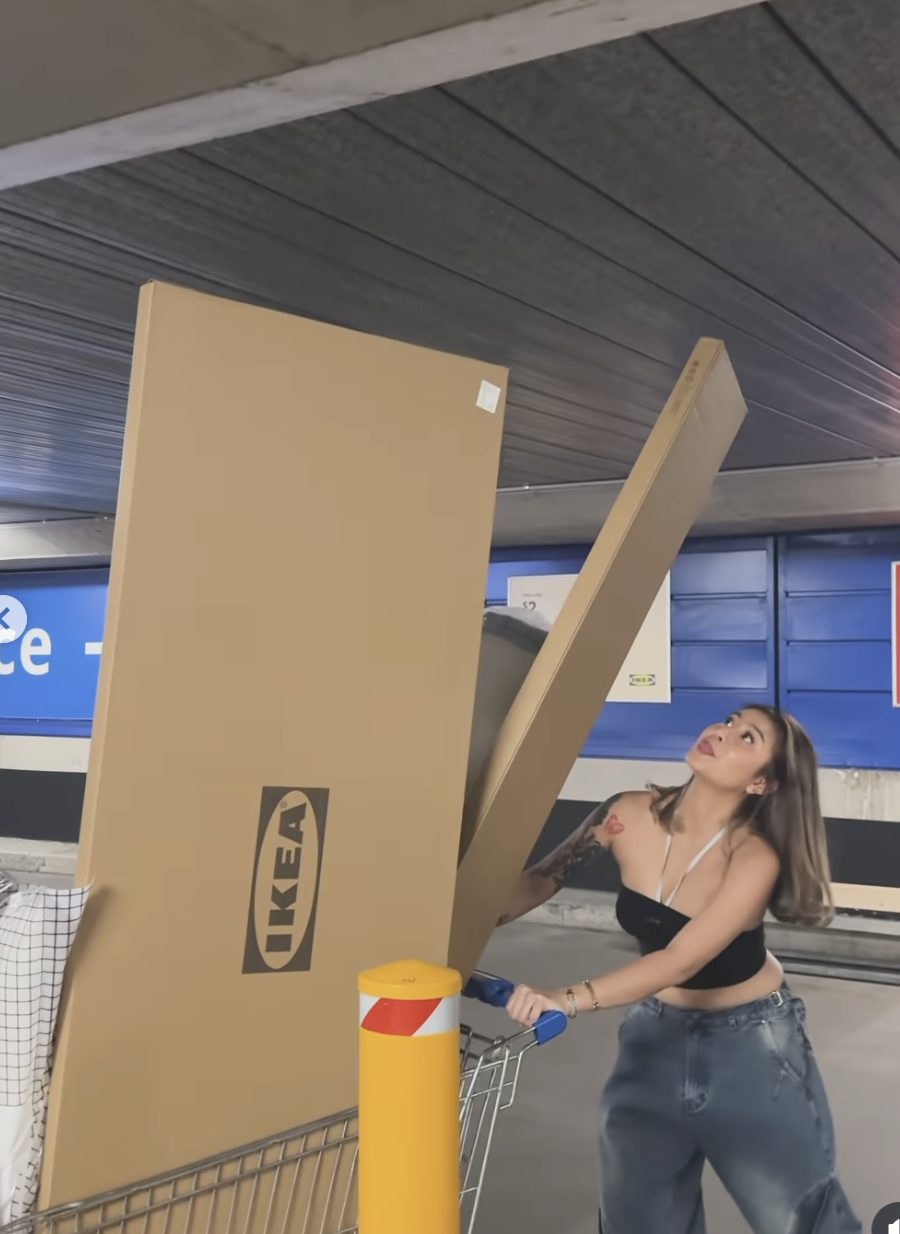 Awkarin di IKEA Melbourne